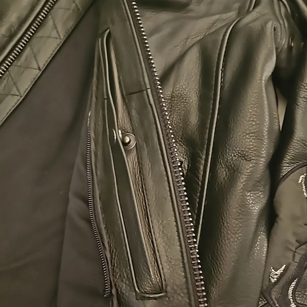 Mens Wilson's Leather Motorcycle Jacket sz MED with reflective skull detail